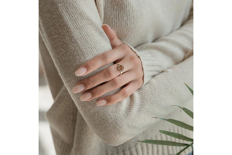 Кольцо из жёлтого золота с султанитом и 25 фианитами