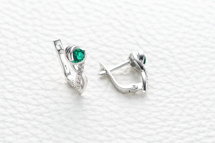 Серьги из белого золота с 2 изумрудами и 12 бриллиантами