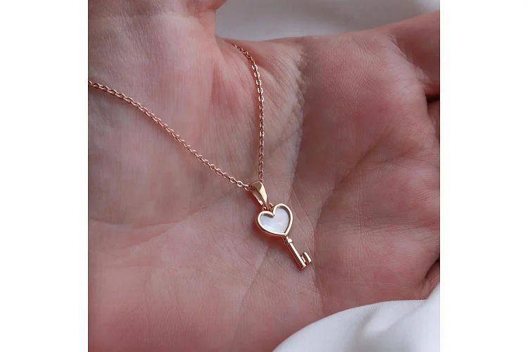 Подвеска Ключик из красного золота с перламутром