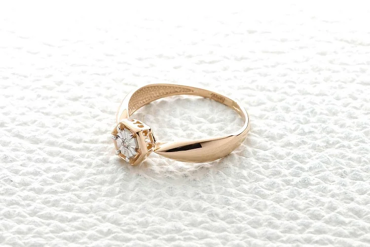 Кольцо из красного золота с бриллиантом