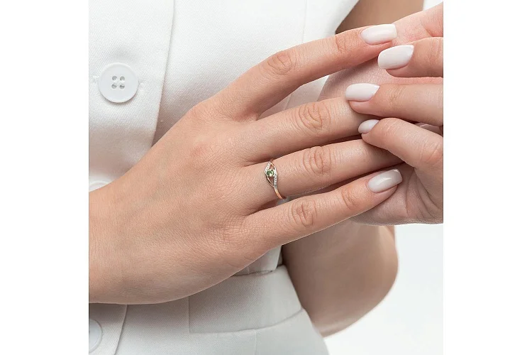 Кольцо из красного золота с хризолитом и 8 фианитами