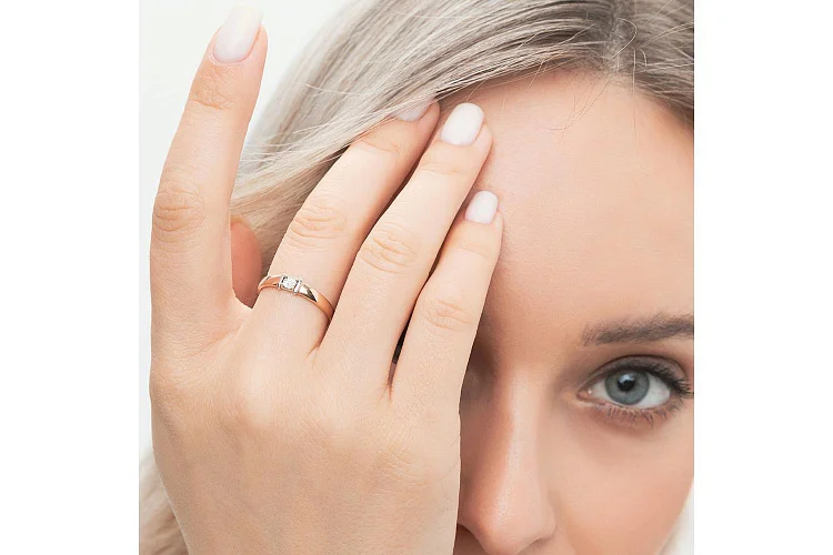 Кольцо из красного золота с бриллиантом