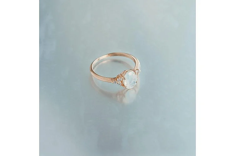 Кольцо из красного золота с опалом и 6 сапфирами