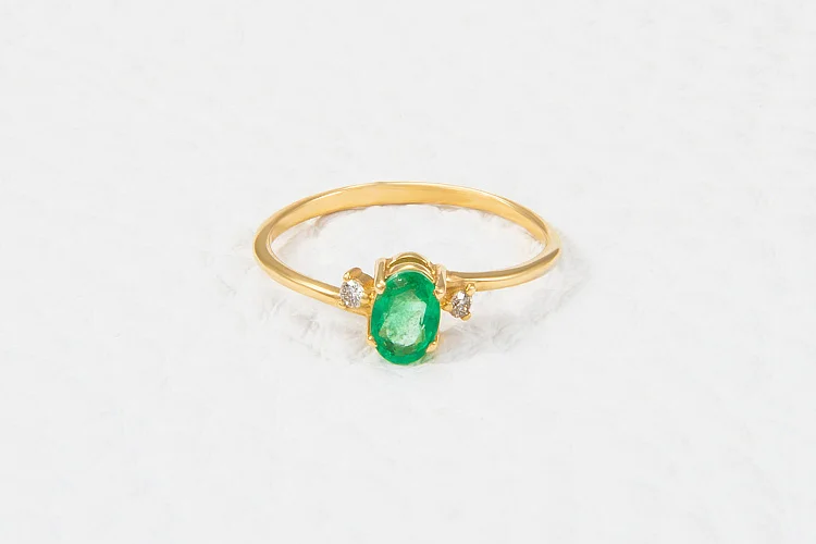 Кольцо из жёлтого золота с изумрудом и 2 бриллиантами
