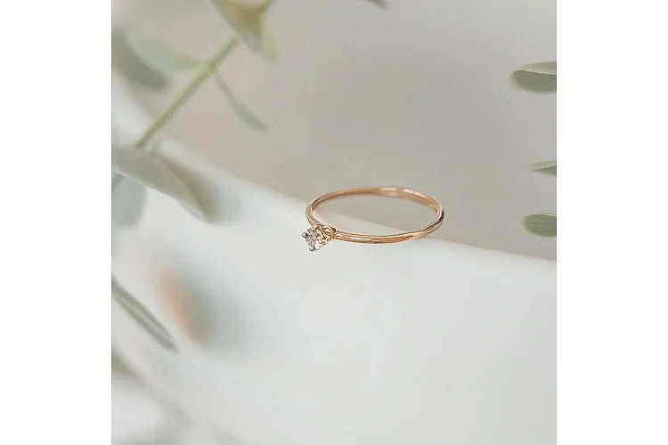 Кольцо из красного золота с бриллиантом