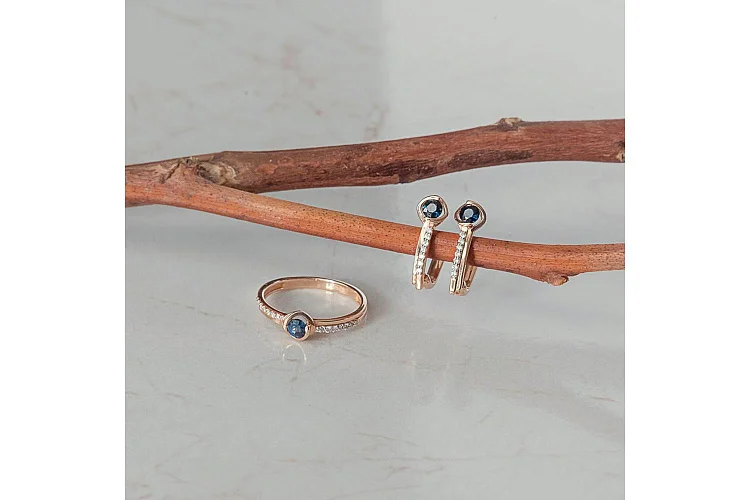 Серьги из красного золота с 2 сапфирами и 14 бриллиантами