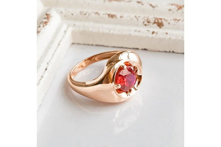 Кольцо из красного золота с корундом