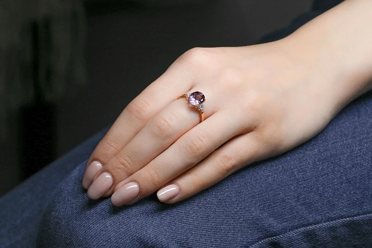 Кольцо из красного золота с аметистом и 6 фианитами