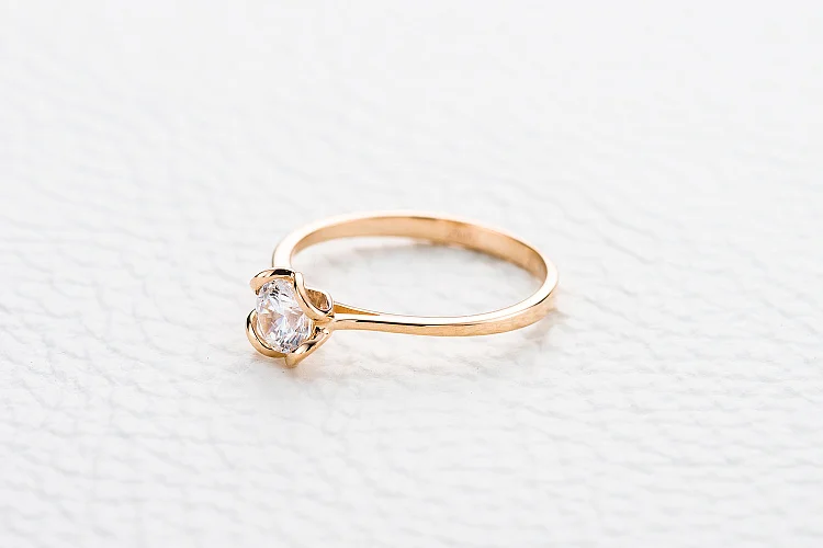 Кольцо из красного золота с кристаллом swarovski