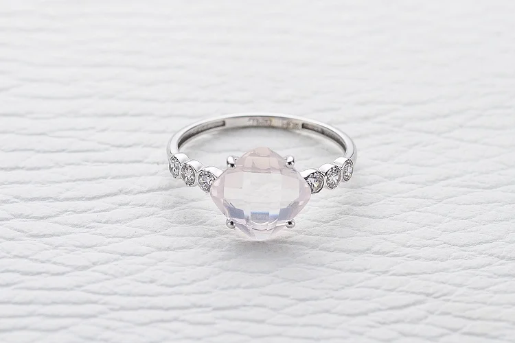 Кольцо из белого золота с кварцем и 6 фианитами