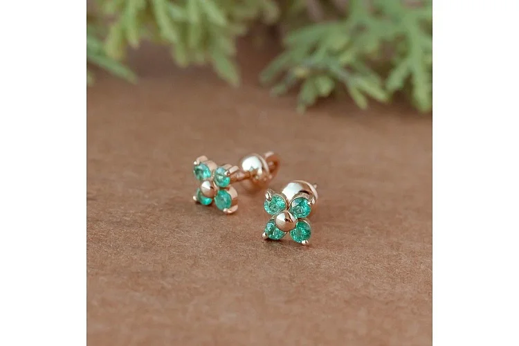 Серьги-пусеты из красного золота с 8 изумрудами