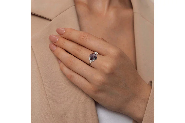 Кольцо из белого золота с александритом и 12 фианитами