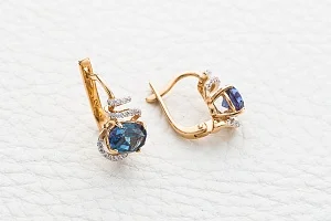 Серьги из красного золота с 2 александритами и 42 фианитами