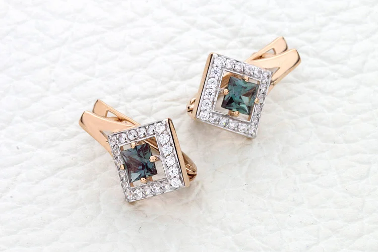 Серьги из красного золота с 2 александритами и 40 фианитами