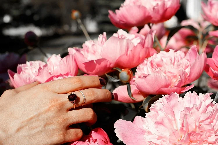 Кольцо из красного золота с гранатом