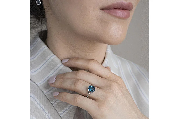 Кольцо из белого золота с кварцем