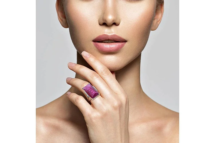 Кольцо из красного золота с наноситалом и 18 фианитами