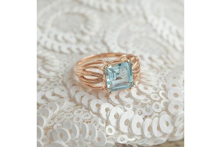 Кольцо из красного золота с топазом sky