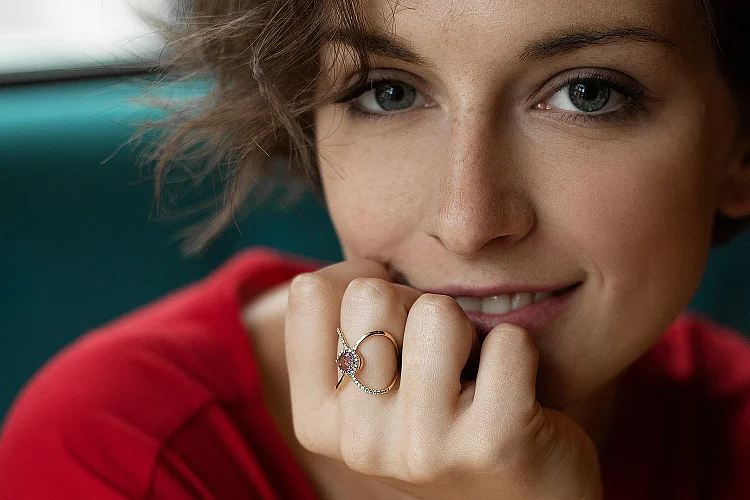 Кольцо из красного золота с аметистом и 36 фианитами