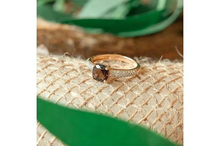 Кольцо из красного золота с раухтопазом и 50 фианитами