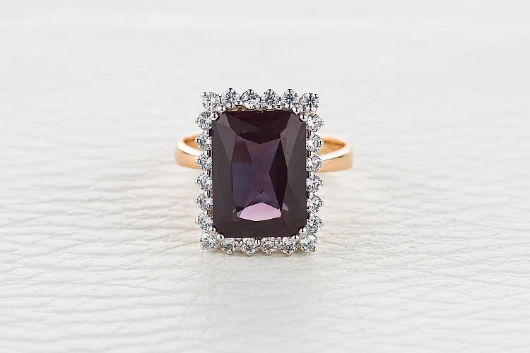 Кольцо из красного золота с александритом и 24 фианитами