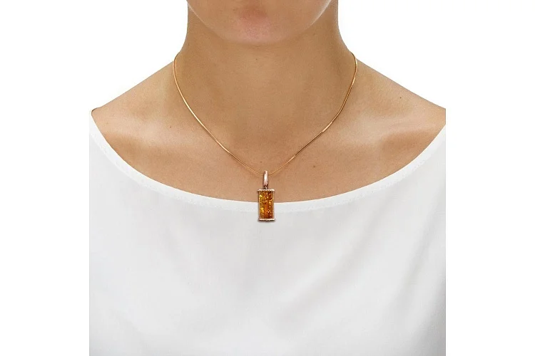 Подвеска из красного золота с янтарём