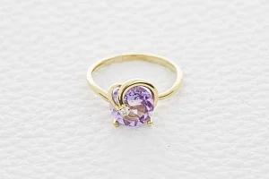 Кольцо из жёлтого золота с аметистом и фианитом