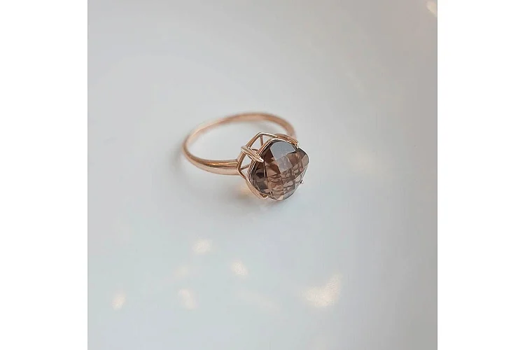 Кольцо из красного золота с раухтопазом