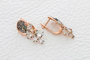 Серьги из красного золота с празиолитами, турмалинами и фианитами