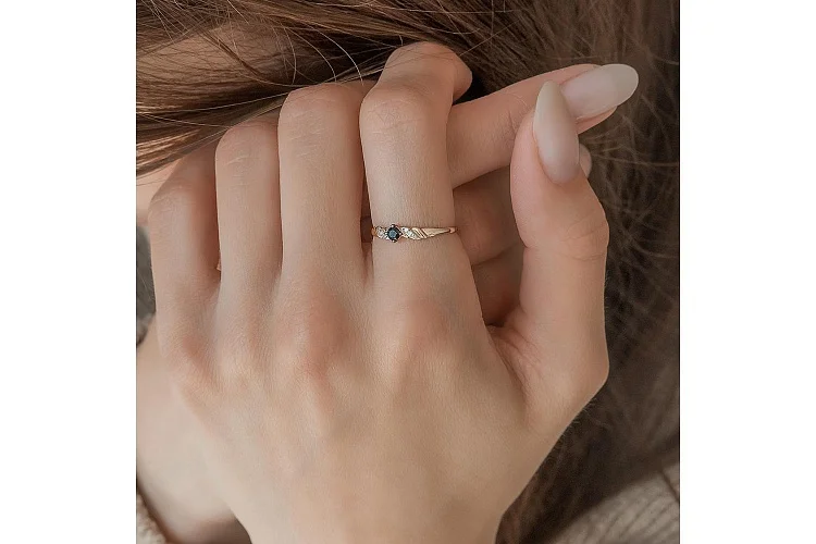 Кольцо из красного золота с сапфиром и 6 бриллиантами