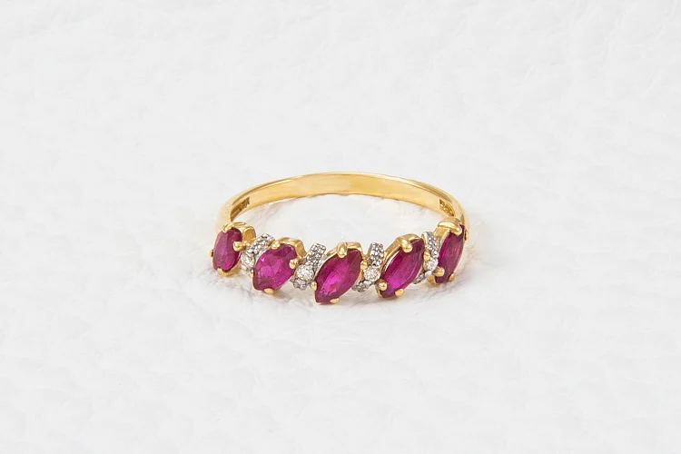 Кольцо из жёлтого золота с 5 рубинами и 4 бриллиантами