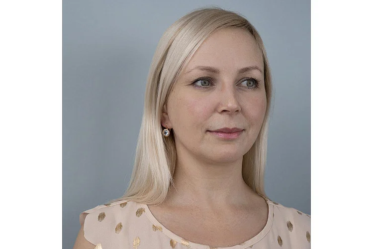 Серьги из красного золота с 2 топазами sky и 52 фианитами