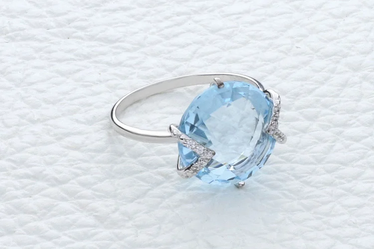 Кольцо из белого золота с топазом sky и 10 фианитами