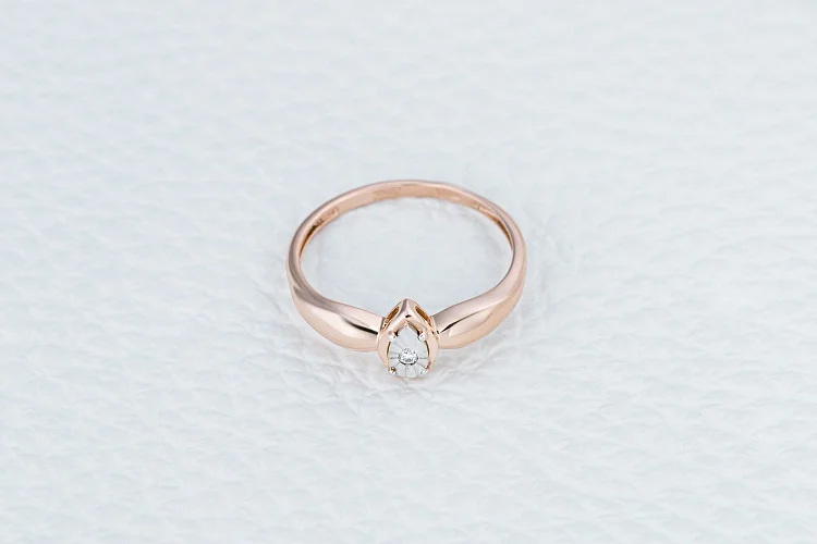 Кольцо из красного золота с бриллиантом