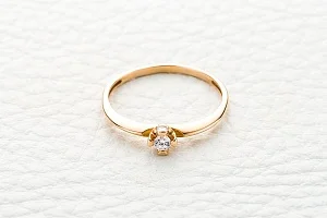 Кольцо из красного золота с фианитом