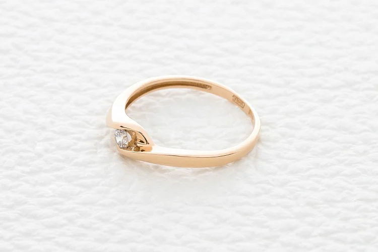 Кольцо из красного золота с бриллиантом