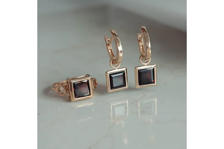 Кольцо из красного золота с гранатом