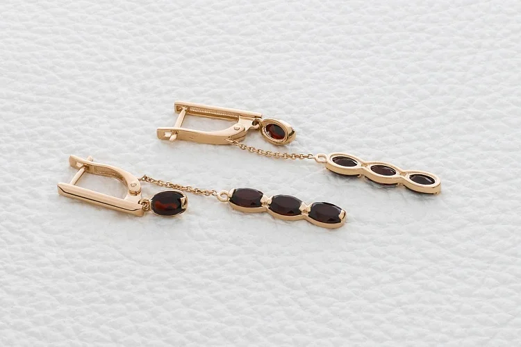 Серьги из красного золота с 8 гранатами