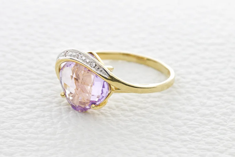 Кольцо из жёлтого золота с аметистом и 3 фианитами