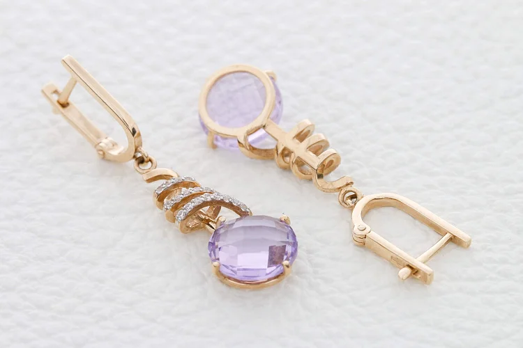 Серьги из красного золота с 2 аметистами и 36 фианитами