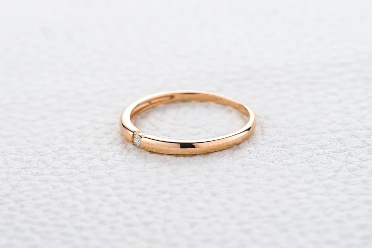 Обручальное кольцо из красного золота с бриллиантом