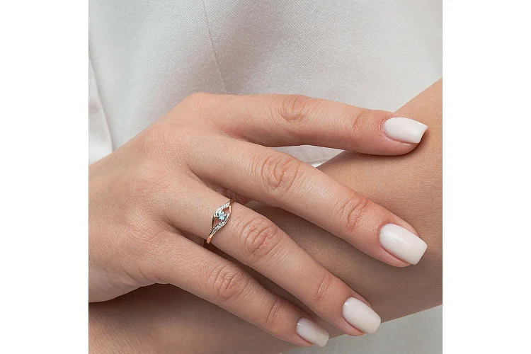 Кольцо из красного золота с топазом swiss и 8 фианитами