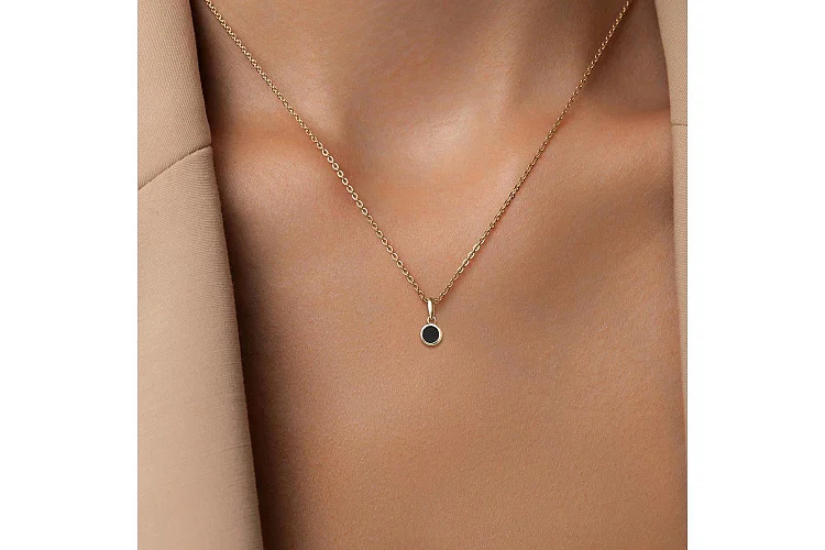 Подвеска из жёлтого золота с ониксом