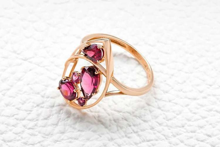 Кольцо из красного золота с 5 родолитами