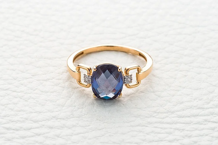 Кольцо из красного золота с александритом и 8 фианитами