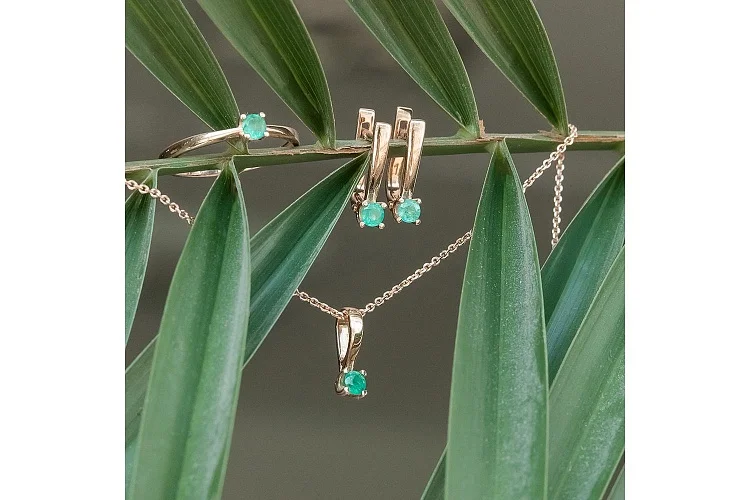 Подвеска из красного золота с изумрудом