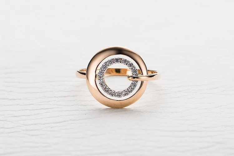 Кольцо Круг из красного золота с 14 фианитами