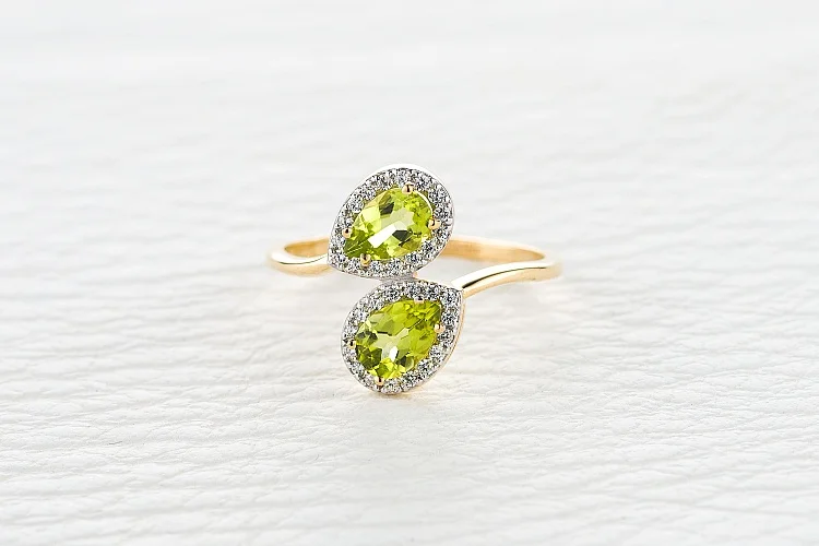 Кольцо из жёлтого золота с 34 хризолитами