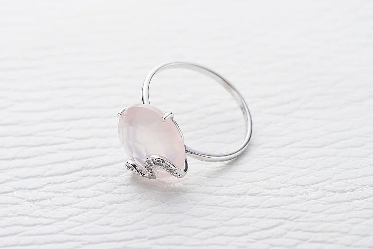 Кольцо из белого золота с кварцем и 7 фианитами