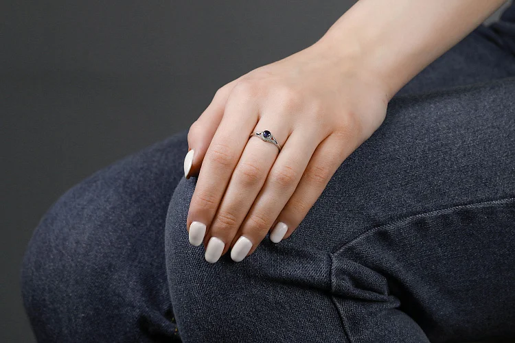 Кольцо из белого золота с корундом и 21 бриллиантами